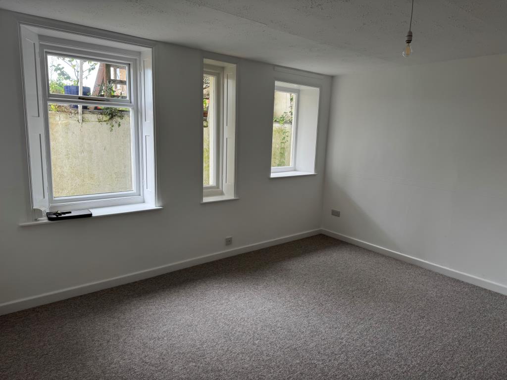Lot: 103 - FLAT WITH PARKING FOR OCCUPATION, INVESTMENT OR HOLIDAY USE - Living room